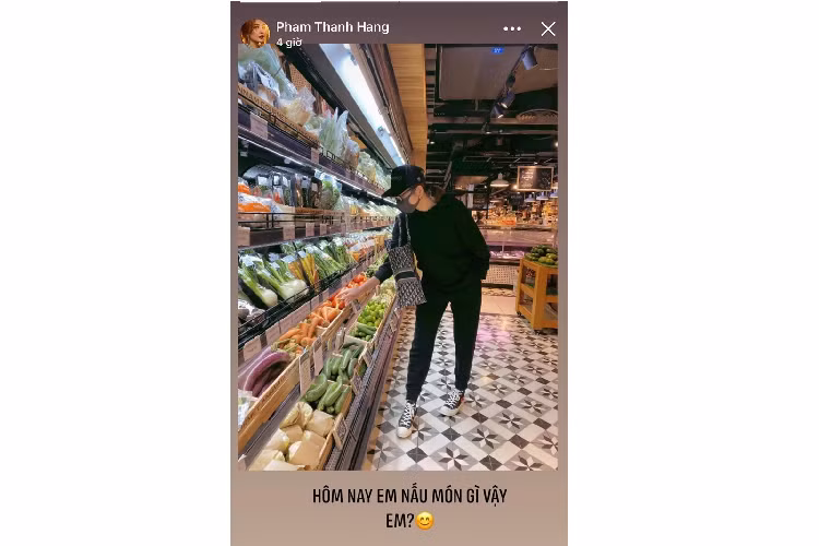 Trên trang cá nhân, người mẫu Thanh Hằng đăng ảnh đi siêu thị. Cô diện "cây đen" năng động, cá tính, kết hợp chiếc túi hàng hiệu yêu thích. Trước đó, chân dài 8X cũng tâm sự cô làm việc tại nhà những ngày qua để đảm bảo sức khỏe. 