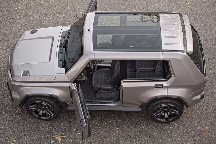 Điểm độc đáo nhất trên concept này đó là chiếc xe Đức-Nga có một cặp tấm kính thay cho mái nóc truyền thống có thể được gỡ bỏ, biến chiếc xe địa hình thành một biến thể mui trần lạ mắt.