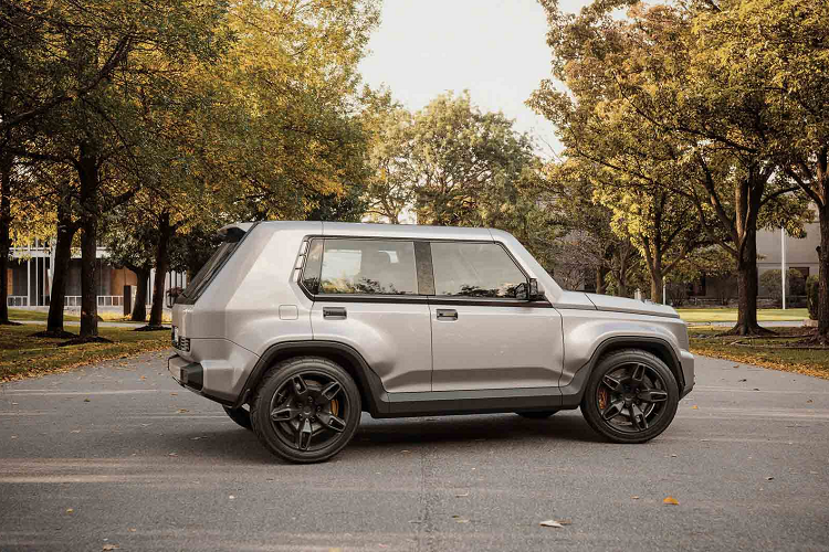 Nếu như Mercedes G-Class vốn nổi tiếng qua những bản độ hầm hố và cực đắt đỏ của các hãng độ như Brabus hay Mansory thì Lada 4x4 lại hằn sâu vào tiềm thức người dùng như một chiếc xe cổ điển, đơn giản nếu không muốn nói có phần bảo thủ trong thiết kế.