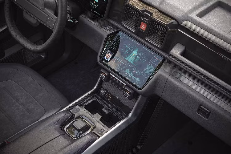 Điều này xuất phát từ ngoại hình bóng bẩy và nhỏ gọn, tròn trịa hơn so với những đường nét gai góc của G-Class và thô kệch của Lada 4x4. Chiếc xe lai giữa hãng xe Đức và Nga có vẻ ngoài bề thế hơn so với 2 mẫu xe nó lấy cảm hứng với ốp vòm bánh xe cơ bắp. Dàn chân của G-Niva sử dụng bộ mâm 5 chấu độc đáo.