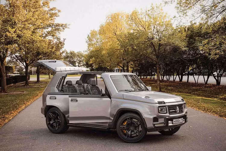 Mặc dù khung xe có vẻ khá nhỏ cộng với trục cơ sở ngắn, trông không dài hơn chiếc Suzuki Jimny là bao nhưng G-Niva được trang bị tận bốn cửa, mặc dù hàng ghế sau nằm ngay phía trên cầu sau, hạn chế về không gian trên đầu.