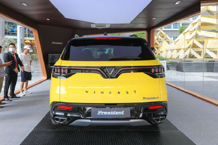 VinFast President mang đến 18 màu sơn kết hợp cùng 2 phương án trang trí nóc và 3 mẫu la-zăng. Mỗi sự kết hợp đều giúp chủ nhân thể hiện cá tính và phẩm chất tiên phong của mình.