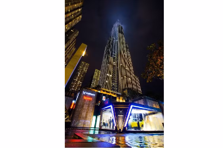 Với bốn mặt đều là kính trắng, đèn trần cách điệu lấy cảm hứng từ kính trời trên xe, chiếc VinFast President phô bày hết vẻ rực rỡ của phiên bản màu vàng (Golden Rod) vừa sang trọng, vừa phá cách. Đây là một trong 10 màu sơn mới được VinFast giới thiệu.