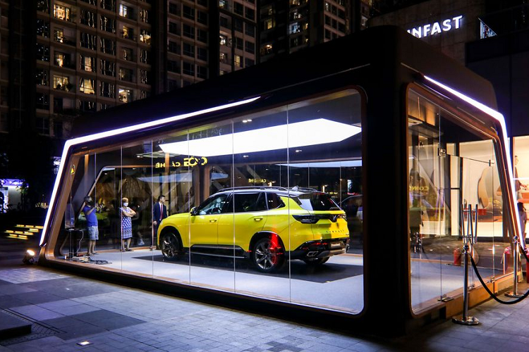 Nằm sát cạnh hồ phun nước, cộng với hiệu ứng ánh sáng đặc biệt, “ngôi nhà riêng” của VinFast President nổi bật trong đêm, như nằm trong một thể thống nhất với toà nhà cao nhất Việt Nam.