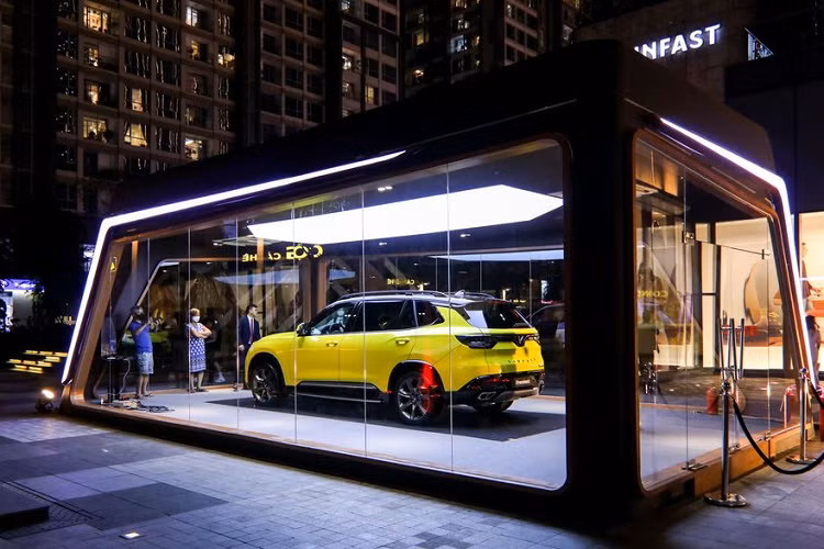 Nằm sát cạnh hồ phun nước, cộng với hiệu ứng ánh sáng đặc biệt, “ngôi nhà riêng” của VinFast President nổi bật trong đêm, như nằm trong một thể thống nhất với toà nhà cao nhất Việt Nam.