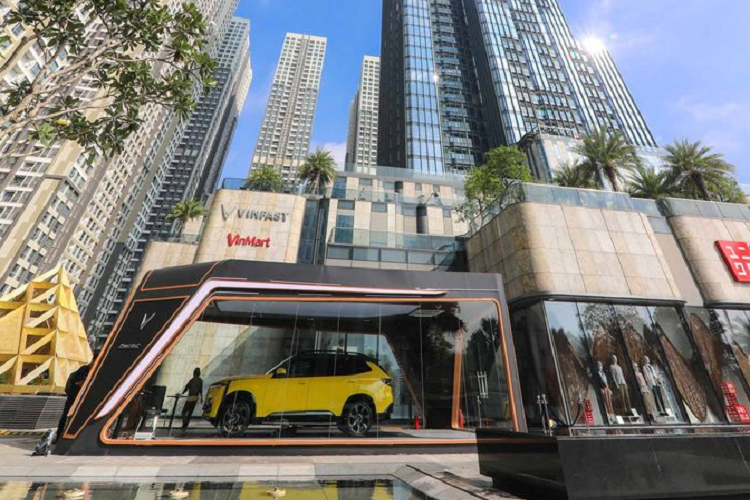 Giá xe VinFast President từ 4,6 tỷ đồng. 100 khách hàng đầu tiên đặt mua xe sẽ được hưởng mức giá ưu đãi đặc biệt là 3,8 tỷ đồng. Xe sẽ được trưng bày tại Landmark 81 tới ngày 19/9, sau đó tiếp tục được giới thiệu tại các showroom khác của VinFast trên toàn quốc. Dự kiến từ nay đến 10/10, VinFast President sẽ lần lượt xuất hiện tại các showroom VinFast ở Hà Nội, TP.HCM, Hải Phòng, Thanh Hoá, Vinh, Nha Trang...