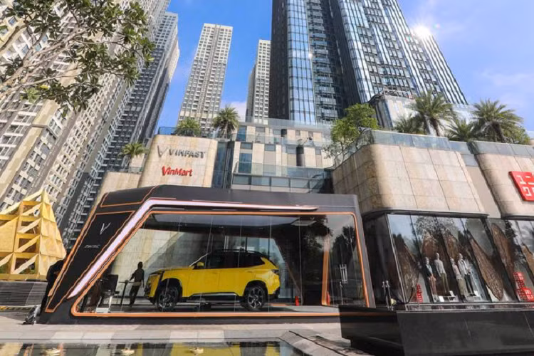 Giá xe VinFast President từ 4,6 tỷ đồng. 100 khách hàng đầu tiên đặt mua xe sẽ được hưởng mức giá ưu đãi đặc biệt là 3,8 tỷ đồng. Xe sẽ được trưng bày tại Landmark 81 tới ngày 19/9, sau đó tiếp tục được giới thiệu tại các showroom khác của VinFast trên toàn quốc. Dự kiến từ nay đến 10/10, VinFast President sẽ lần lượt xuất hiện tại các showroom VinFast ở Hà Nội, TP.HCM, Hải Phòng, Thanh Hoá, Vinh, Nha Trang...