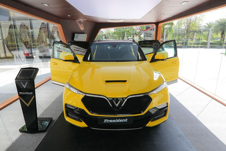 Các đường gân nổi dọc hai bên thân xe và trên nắp capo không chỉ mang đến sự khỏe khoắn mà còn giúp tối ưu tính khí động học cho xe. Dưới nắp capo là “mãnh thú” V8 6.2L giúp VinFast President có thể tăng tốc từ 0-100 km/h trong 6,8 giây, đạt vận tốc tối đa gần 300 km/h.