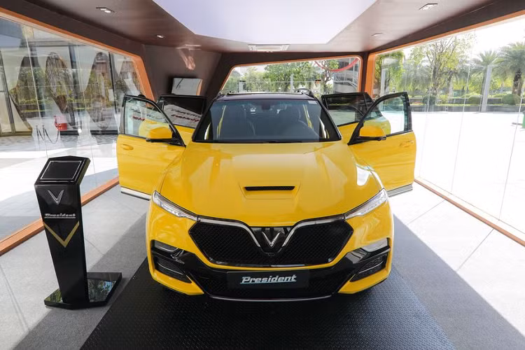 Các đường gân nổi dọc hai bên thân xe và trên nắp capo không chỉ mang đến sự khỏe khoắn mà còn giúp tối ưu tính khí động học cho xe. Dưới nắp capo là “mãnh thú” V8 6.2L giúp VinFast President có thể tăng tốc từ 0-100 km/h trong 6,8 giây, đạt vận tốc tối đa gần 300 km/h.
