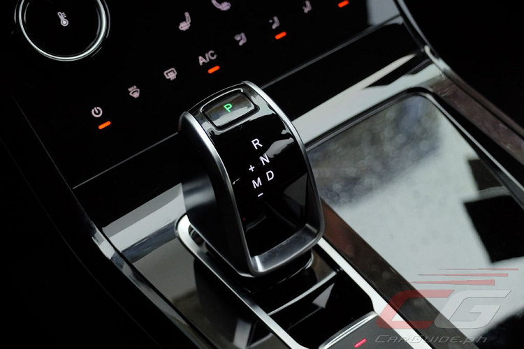 Thêm vào đó là ghế lái chỉnh điện 6 hướng, vô lăng gật gù, cần số điện tử, phanh đỗ xe điện tử, tính năng giữ phanh tạm thời tự động, cửa sổ trời toàn cảnh 1,1 m, sạc điện thoại thông minh không dây, đèn viền nội thất thay đổi màu sắc, điều hòa tự động với hệ thống lọc không khí, camera 360 độ và cảm biến đỗ xe trước/sau.