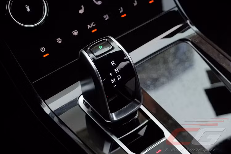 Thêm vào đó là ghế lái chỉnh điện 6 hướng, vô lăng gật gù, cần số điện tử, phanh đỗ xe điện tử, tính năng giữ phanh tạm thời tự động, cửa sổ trời toàn cảnh 1,1 m, sạc điện thoại thông minh không dây, đèn viền nội thất thay đổi màu sắc, điều hòa tự động với hệ thống lọc không khí, camera 360 độ và cảm biến đỗ xe trước/sau.