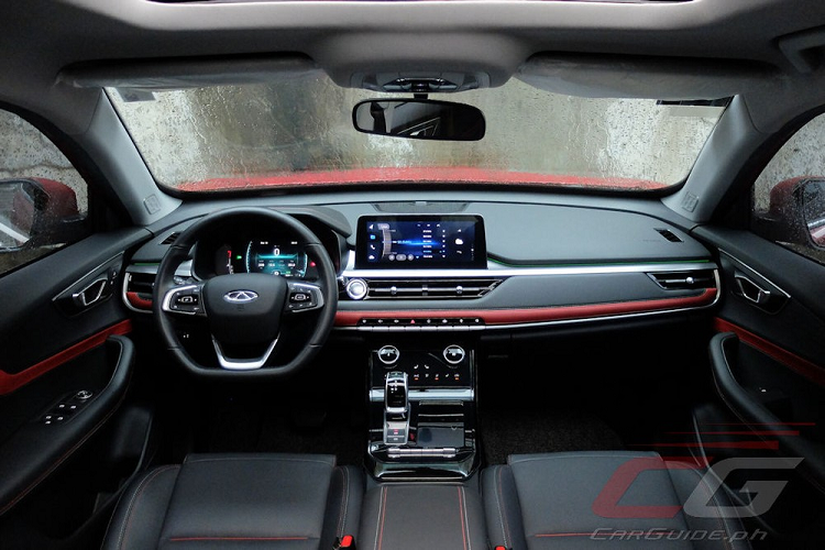 Đằng sau Chery Tiggo 7 Pro xuất hiện cụm đèn hậu LED có vỏ màu tối, nối liền với nhau bằng dải đèn ở giữa, tích hợp logo của nhà sản xuất. Thêm vào đó là cửa cốp rộng, nẹp mạ crôm nằm bên dưới đèn phản quang và 2 đầu ống xả giả mạ crôm trên cản sau. Tương tự phần lớn các mẫu crossover của Chery, Tiggo 7 Pro cũng được trang bị khu vực lắp biển số trên cản sau thay vì trên cửa cốp.