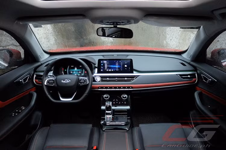 Đằng sau Chery Tiggo 7 Pro xuất hiện cụm đèn hậu LED có vỏ màu tối, nối liền với nhau bằng dải đèn ở giữa, tích hợp logo của nhà sản xuất. Thêm vào đó là cửa cốp rộng, nẹp mạ crôm nằm bên dưới đèn phản quang và 2 đầu ống xả giả mạ crôm trên cản sau. Tương tự phần lớn các mẫu crossover của Chery, Tiggo 7 Pro cũng được trang bị khu vực lắp biển số trên cản sau thay vì trên cửa cốp.