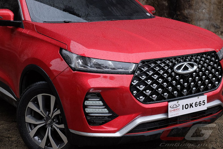 Bên ngoài, Tiggo 7 Pro được áp dụng ngôn ngữ thiết kế mới nhất của thương hiệu Chery. Do đó, trên xe xuất hiện những đường nét thiết kế sắc sảo và góc cạnh. Trên đầu xe, mẫu crossover Trung Quốc này sở hữu lưới tản nhiệt cỡ lớn có tên Sunshine Galaxy với mắt lưới hình kim cương. Nằm hai bên lưới tản nhiệt là cụm đèn pha Matrix LED thanh mảnh, sáng gấp 2,7 lần so với loại Halogen thông thường.