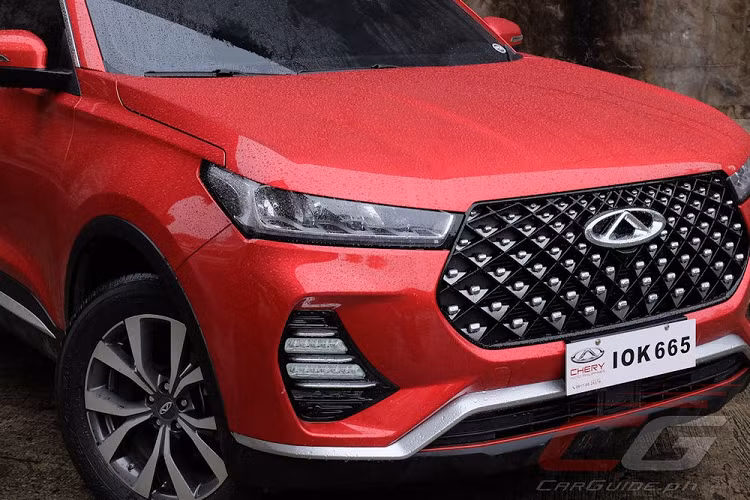 Bên ngoài, Tiggo 7 Pro được áp dụng ngôn ngữ thiết kế mới nhất của thương hiệu Chery. Do đó, trên xe xuất hiện những đường nét thiết kế sắc sảo và góc cạnh. Trên đầu xe, mẫu crossover Trung Quốc này sở hữu lưới tản nhiệt cỡ lớn có tên Sunshine Galaxy với mắt lưới hình kim cương. Nằm hai bên lưới tản nhiệt là cụm đèn pha Matrix LED thanh mảnh, sáng gấp 2,7 lần so với loại Halogen thông thường.