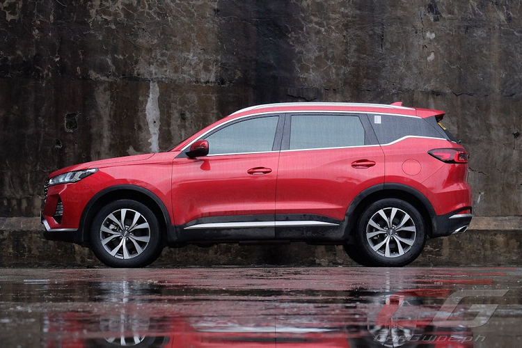 Thuộc phân khúc crossover cỡ B, Chery Tiggo 7 Pro 2021 mới sở hữu chiều dài 4.470 mm, rộng 1.837 mm, cao 1.670 mm và chiều dài cơ sở 2.670 mm. Với kích thước này, Chery Tiggo 7 Pro sẽ cạnh tranh với những đối thủ như Toyota Corolla Cross hay Honda HR-V tại thị trường Philippines.