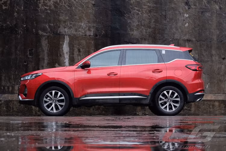 Thuộc phân khúc crossover cỡ B, Chery Tiggo 7 Pro 2021 mới sở hữu chiều dài 4.470 mm, rộng 1.837 mm, cao 1.670 mm và chiều dài cơ sở 2.670 mm. Với kích thước này, Chery Tiggo 7 Pro sẽ cạnh tranh với những đối thủ như Toyota Corolla Cross hay Honda HR-V tại thị trường Philippines.