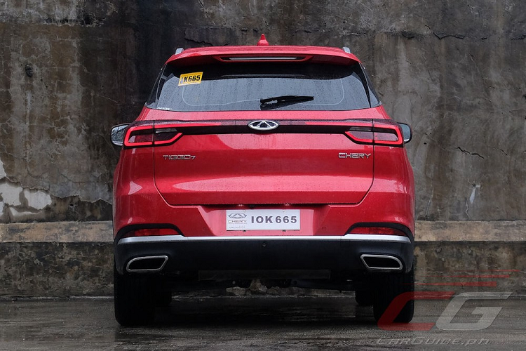 Bên dưới là đèn LED định vị ban ngày được thiết kế 2 tầng và nằm ngang. Ngoài ra, trên đầu xe còn có nẹp mạ crôm bao quanh hốc gió trung tâm, kéo dài sang 2 bên. Bên sườn, Chery Tiggo 7 Pro được trang bị đường vai xe sắc sảo, các cột màu đen, tạo hiệu ứng nóc lơ lửng và bộ vành hợp kim 18 inch. Đường chân kính của mẫu xe này được mạ crôm và có thiết kế góc cạnh ở sau cột C.