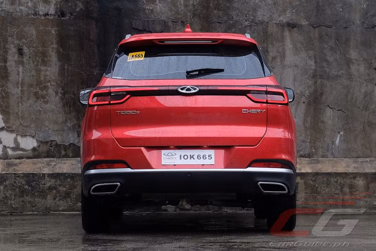 Bên dưới là đèn LED định vị ban ngày được thiết kế 2 tầng và nằm ngang. Ngoài ra, trên đầu xe còn có nẹp mạ crôm bao quanh hốc gió trung tâm, kéo dài sang 2 bên. Bên sườn, Chery Tiggo 7 Pro được trang bị đường vai xe sắc sảo, các cột màu đen, tạo hiệu ứng nóc lơ lửng và bộ vành hợp kim 18 inch. Đường chân kính của mẫu xe này được mạ crôm và có thiết kế góc cạnh ở sau cột C.