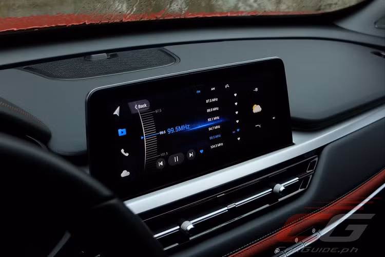 Bước vào bên trong Chery Tiggo 7 Pro, người lái sẽ được chào đón bằng không gian nội thất gợi liên tưởng đến SUV hạng sang Land Rover. Điều đó được thể hiện qua thiết kế màn hình của mẫu xe này. Cụ thể, Chery Tiggo 7 Pro được trang bị màn hình LCD trong bảng đồng hồ kỹ thuật số sau vô lăng. Bên phải là màn hình thông tin giải trí với kích thước 10,25 inch, cảm ứng điện dung, nằm độc lập trên mặt táp-lô. Bên dưới màn hình này, ở cụm điều khiển trung tâm, là màn hình của hệ thống điều hòa, đi kèm 2 núm xoay cơ học.