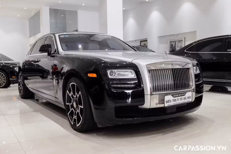 Điểm nhấn của chiếc Phantom này nằm ở lớp sơn đỏ đắt giá, được biết, đây chỉ là một trong số ít những chiếc Rolls-Royce tại Việt Nam sở hữu lớp sơn ngoại thất này. Bên cạnh đó, xe đã được dán decal xám kéo dài từ phần đầu đến đuôi xe, tạo nên phối màu dual-tone khá ấn tượng. Không chỉ trở nên đặc biệt nhờ màu sơn ngoại thất, xe còn thuộc phiên bản EWB, viết tắt của Extended WheelBase, tức là trục cơ sở trên xe đã được kéo dài thêm 250 mm so với chiếc Phantom tiêu chuẩn.