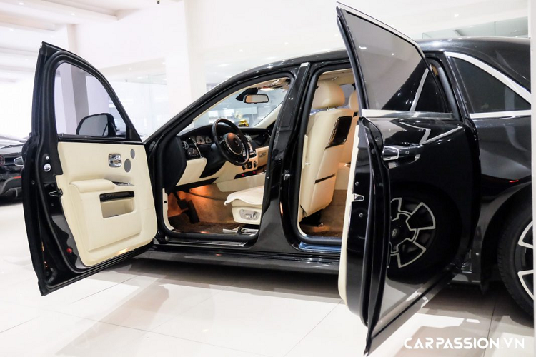 Đối với Phantom, mẫu xe đầu bảng nhà Rolls-Royce sở hữu khoang lái mang phong cách cổ điển, bảng táp-lô trên xe được bọc da cao cấp và ốp gỗ quý, các nút bấm trên bảng táp-lô và khe làm mát bằng kim loại, màn hình điện tử ở khu vực trung tâm hiển thị một số các chức năng giải trí, thực chất chiếc màn hình này có khả năng chuyển đổi thành một chiếc đồng hồ cơ thông qua thao tác ấn mạnh vào bề mặt và ngược lại. Bên phía ghế phụ, bảng táp-lô khắc tên xe Phantom nổi bật trên nền gỗ quý.