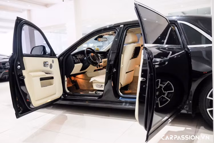 Đối với Phantom, mẫu xe đầu bảng nhà Rolls-Royce sở hữu khoang lái mang phong cách cổ điển, bảng táp-lô trên xe được bọc da cao cấp và ốp gỗ quý, các nút bấm trên bảng táp-lô và khe làm mát bằng kim loại, màn hình điện tử ở khu vực trung tâm hiển thị một số các chức năng giải trí, thực chất chiếc màn hình này có khả năng chuyển đổi thành một chiếc đồng hồ cơ thông qua thao tác ấn mạnh vào bề mặt và ngược lại. Bên phía ghế phụ, bảng táp-lô khắc tên xe Phantom nổi bật trên nền gỗ quý.