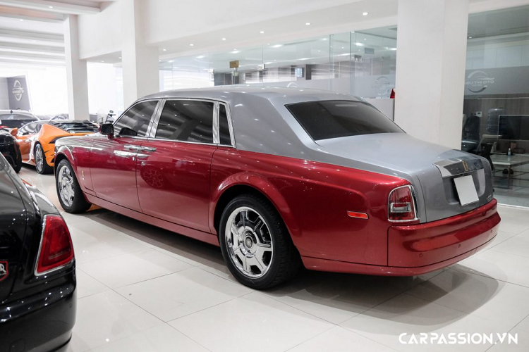 Trong khi đó, chiếc xe siêu sang Rolls-Royce Ghost hay còn được nhiều người ví von là mẫu baby-Phantom được ra mắt muộn hơn. Xe phát triển để nhắm đến đối tượng là những khách hàng trẻ thành đạt, vì vậy, xe sở hữu thiết kế tinh tế và hiện đại hơn so với dòng xe Phantom. Lưới tản nhiệt trên xe đã được thu nhỏ lại và cụm đèn chiếu sáng được tích hợp thêm đèn LED ban ngày. Ngoại thất mang lớp sơn đen bóng sang trọng, kết hợp với phần nắp ca-pô và viền kính lái được sơn màu bạc.