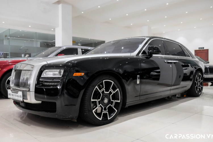Người anh em Ghost sử dụng động cơ V12 6.6 lít, có công suất 563 mã lực và mô men xoắn cực đại 780 Nm. Xe mất 5 giây để tăng tốc từ 0-100 km/h, chậm hơn một chút so với chiếc Ghost tiêu chuẩn và có tốc độ tối đa 250 km/h. Đây đều là những con số rất ấn tượng khi bộ đôi nhà Rolls-Royce đều có khối lượng lên đến hơn 2,2 tấn.