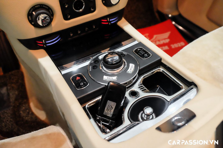 Ghost được trang bị cửa sổ trời, bàn làm việc cùng màn hình giải trí, điều hòa độc lập cho ghế sau và bệ tì tay giữa hai ghế có thể gập gọn vào. Ghế ngồi trên xe được trang bị chức năng sưởi và làm mát, kết hợp với hệ thống rèm điện đem đến sự riêng tư cho khoang sau.