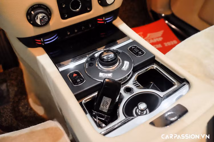 Ghost được trang bị cửa sổ trời, bàn làm việc cùng màn hình giải trí, điều hòa độc lập cho ghế sau và bệ tì tay giữa hai ghế có thể gập gọn vào. Ghế ngồi trên xe được trang bị chức năng sưởi và làm mát, kết hợp với hệ thống rèm điện đem đến sự riêng tư cho khoang sau.