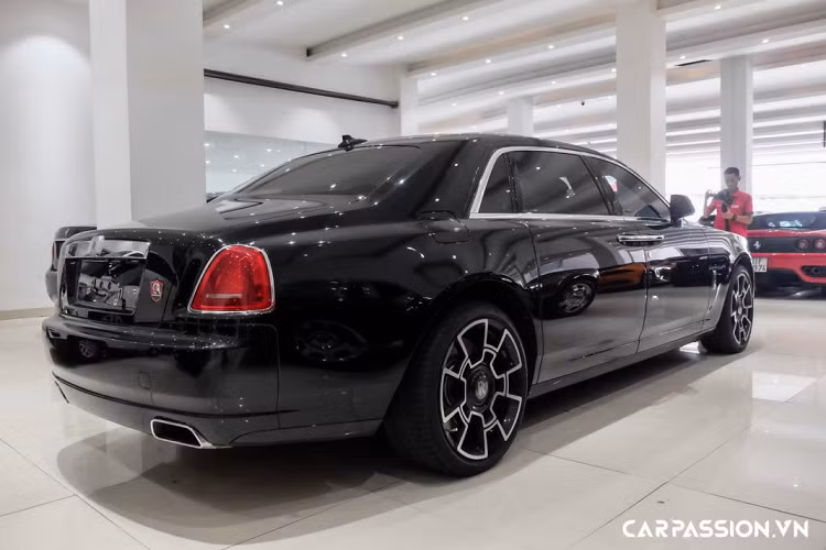 Tương tự chiếc Phantom EWB, chiếc Ghost đời 2011 này cũng thuộc phiên bản kéo dài trục cơ sở (EWB). Cụ thể, trục cơ sở của xe được kéo dài thêm 170 mm, giúp cho chiều dài cơ sở tăng lên mức 5.569 mm và xe cũng nặng hơn 30 kg so với phiên bản tiêu chuẩn. Xe sử dụng bộ mâm của phiên bản Ghost Black Badge, bộ mâm có thiết kế đẹp mắt này được cấu tạo từ hợp kim nhôm và sợi carbon.