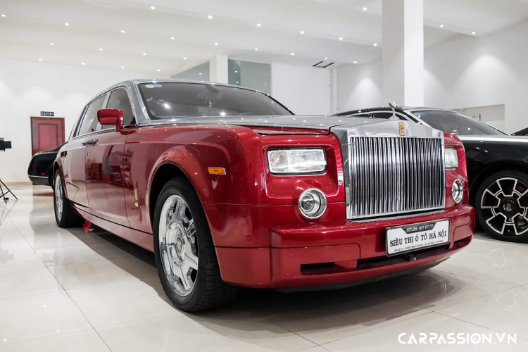 Rolls-Royce Phantom sử dụng động cơ V12 có dung tích “khủng” 6.75 lít, sản sinh công suất tối đa 453 mã lực và mô men xoắn cực đại đạt mức 720 Nm. Mẫu xe siêu sang có khối lượng lên đến gần 2,5 tấn, tuy vậy, Phantom chỉ mất chưa đến 6 giây để tăng tốc từ 0-100 km/h và tốc độ tối đa đạt 240 km/h.