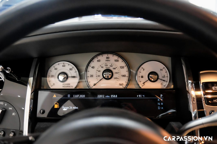 Chưa hết, thiết kế bên trong cabin của xe cũng mang hơi hướng hiện đại hơn. Bảng táp-lô được ốp gỗ Piano Black, tên xe “Ghost” đặt ẩn bên trong đồng hồ cơ, xe cũng được trang bị màn hình giải trí có kích thước lớn cùng vô-lăng 3 chấu bọc da cao cấp.