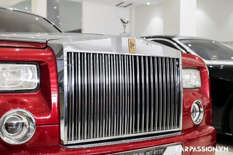 Nhắc đến cái tên Rolls-Royce Phantom, chúng ta ngay lập tức liên tưởng đến mẫu xe siêu sang hàng đầu thế giới, sở hữu thiết kế đậm chất quý tộc và được sản xuất cho tầng lớp thượng lưu. Chiếc Rolls-Royce Phantom này thuộc thế hệ thứ 7, ra mắt lần đầu vào năm 2003. Cản trước của xe gây ấn tượng với lưới tản nhiệt bằng kim loại cỡ lớn, cụm đèn chiếu sáng halogen vuông kết hợp với cụm đèn sương mù hình tròn.