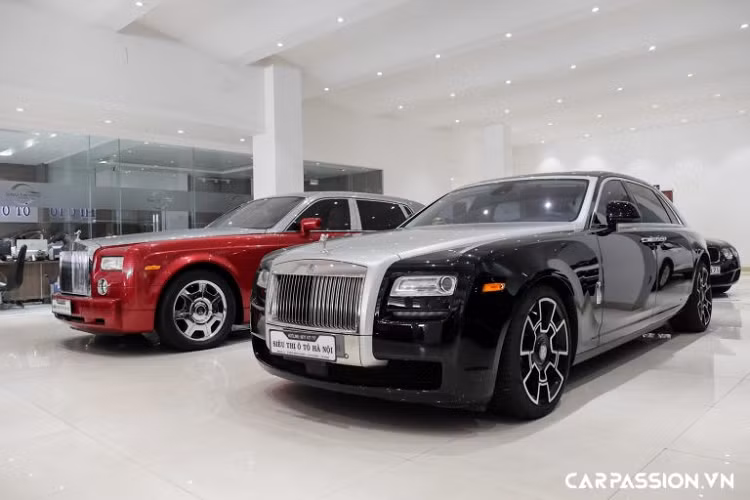 Sau khi chiếc xe siêu sang Rolls-Royce Phantom VII đầu tiên cập bến vào tháng 8/2007, xe thuộc phiên bản tiêu chuẩn đi kèm một số tùy chọn cá nhân khiến cho giá bán của xe vượt trên mức 16 tỷ đồng. Trải qua hơn 13 năm kể từ thời điểm chiếc Phantom đầu tiên cập bến, Việt Nam giờ đây đã có showroom chính hãng của thương hiệu xe siêu sang Anh Quốc cùng sự xuất hiện của hàng loạt các mẫu xe được “thửa” riêng cho khách hàng trong nước. 