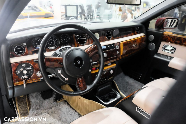 Rolls-Royce Phantom sở hữu phần vô-lăng 3 chấu nhỏ gọn, gợi nhớ đến vô-lăng trên những mẫu xe cổ điển trước thập niên 2000. Cần chuyển số đặt ngay phía sau vô-lăng, cụm đồng hồ trung tâm bao gồm các đồng hồ analog và hai màn hình điện tử cỡ nhỏ. Khoang nội thất được chế tác thủ công với ghế ngồi được khâu tỉ mỉ bằng tay và bọc da cao cấp, tựa đầu ghế thêu logo của RR kèm chức năng sưởi và massage. Hàng ghế sau có sự xuất hiện của bàn làm việc bằng gỗ và màn hình điều khiển, có thể gập gọn vào ghế trước.