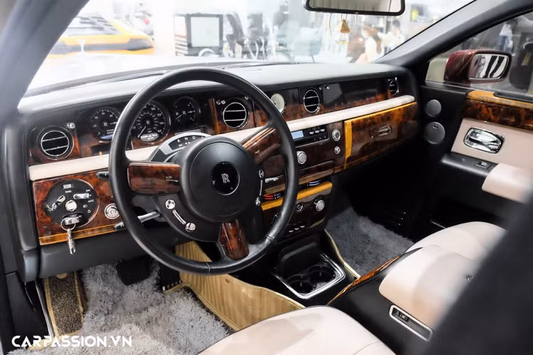 Rolls-Royce Phantom sở hữu phần vô-lăng 3 chấu nhỏ gọn, gợi nhớ đến vô-lăng trên những mẫu xe cổ điển trước thập niên 2000. Cần chuyển số đặt ngay phía sau vô-lăng, cụm đồng hồ trung tâm bao gồm các đồng hồ analog và hai màn hình điện tử cỡ nhỏ. Khoang nội thất được chế tác thủ công với ghế ngồi được khâu tỉ mỉ bằng tay và bọc da cao cấp, tựa đầu ghế thêu logo của RR kèm chức năng sưởi và massage. Hàng ghế sau có sự xuất hiện của bàn làm việc bằng gỗ và màn hình điều khiển, có thể gập gọn vào ghế trước.