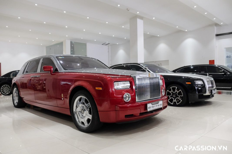 Theo chia sẻ từ đại diện của địa lý tư nhân tại TP HCM, nơi trưng bày bộ đôi xe siêu sang Anh Quốc, chiếc Phantom EWB màu đỏ và chiếc Ghost EWB này đang được chào bán với mức giá lần lượt là 11 và 12 tỷ đồng.