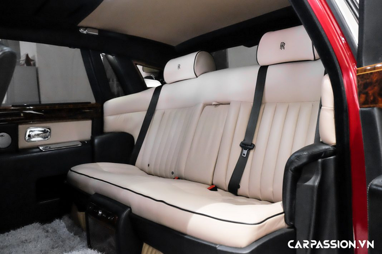Khác biệt hoàn toàn với chiếc Phantom, khoang nội thất trên Rolls-Royce Ghost thể hiện sự cân bằng hoàn hảo giữa khu vực ghế lái và hàng ghế phía sau. Điều này có nghĩa Ghost là mẫu xe thích hợp để những chủ nhân có thể trải nghiệm cảm giác thư giãn ở vị trí “ông chủ” cũng như tự cầm lái mẫu xe siêu sang này.