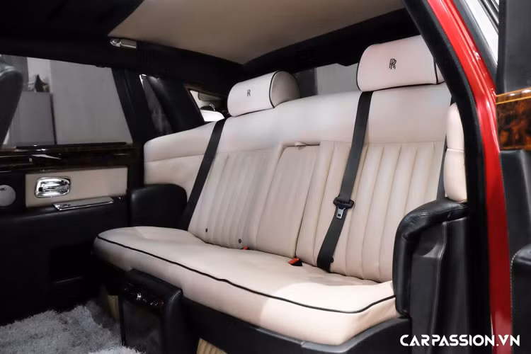 Khác biệt hoàn toàn với chiếc Phantom, khoang nội thất trên Rolls-Royce Ghost thể hiện sự cân bằng hoàn hảo giữa khu vực ghế lái và hàng ghế phía sau. Điều này có nghĩa Ghost là mẫu xe thích hợp để những chủ nhân có thể trải nghiệm cảm giác thư giãn ở vị trí “ông chủ” cũng như tự cầm lái mẫu xe siêu sang này.