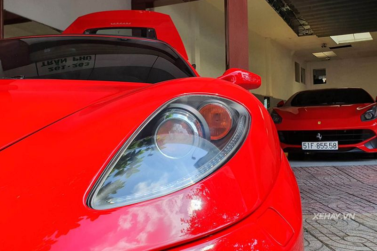 Ferrari F430 Spider sở hữu những đường nét thiết kế thời trang và sành điệu, không hề bị lỗi mốt so với các siêu xe hiện đại ngày nay. "Cặp mắt" của F430 có tạo hình khá đơn giản bao gồm hệ thống đèn trước với đèn pha bi-xenon, đèn LED chạy ngày và đèn báo rẽ.