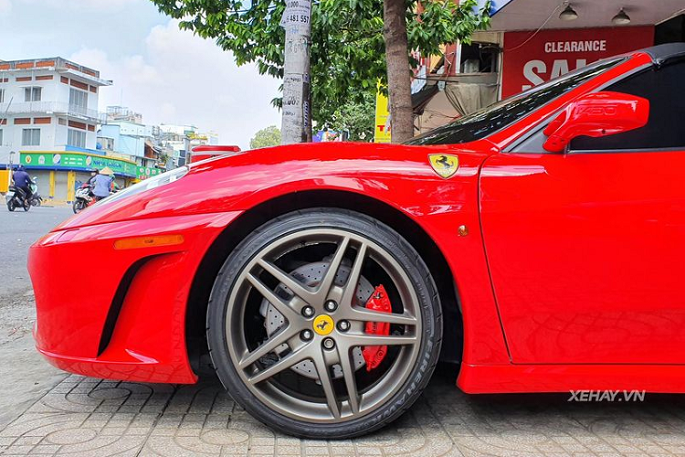 Có lẽ vì nguồn gốc quá đặc biệt nên chiếc Ferrari F430 Spider mui trần này chỉ có thể ở bên cạnh chủ nhân một thời gian rồi lại quay về showroom chờ người mua kế tiếp, hiện tại xe vẫn đang "nằm im" ở showroom đã mua lại xe ban đầu.