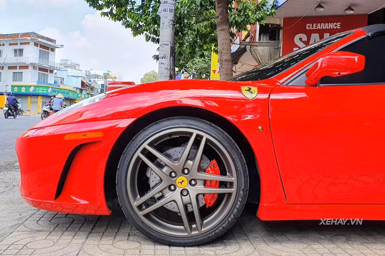 Có lẽ vì nguồn gốc quá đặc biệt nên chiếc Ferrari F430 Spider mui trần này chỉ có thể ở bên cạnh chủ nhân một thời gian rồi lại quay về showroom chờ người mua kế tiếp, hiện tại xe vẫn đang "nằm im" ở showroom đã mua lại xe ban đầu.