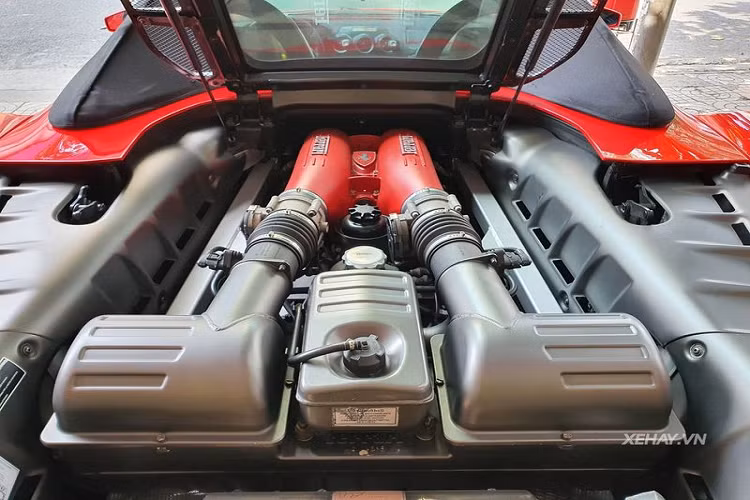 Cung cấp sức mạnh cho Ferrari F430 Spider là cỗ máy V8 4.3L sản sinh công suất 483 mã lực và mô-men xoắn cực đại 465 Nm, kết hợp với hộp số sàn 6 cấp F430 Spider có thể tăng tốc từ 0-96 km/h trong 3,6 giây trước khi cán vận tốc tối đa 300 km/h. Mức giá xe Ferrari F430 Spider từng của "Dũng mặt sắt" đang rao bán tại TP HCM chưa được tiết lộ.
