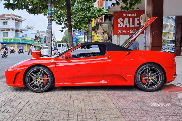 Siêu xe Ý "cưỡi trên" bộ la-zăng 5 chấu kép sơn nâu nhám, đi kèm cùm phanh màu đỏ thể thao nổi bật. Ngoài ra, khi còn nằm trong tay chủ cũ, Ferrari F430 Spider này cũng đã được độ lại bộ ống xả hàng hiệu Fi cho ra âm thanh gớm ghiếc và uy lực hơn rất nhiều.