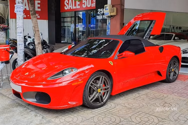 Rao ban sieu xe Ferrari F430 Spider tung cua “Dung mat sat“