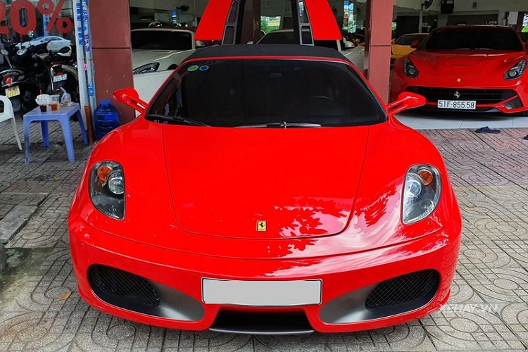 Trải qua hàng chục năm có mặt trên thị trường, Ferrari F430 Spider vẫn giữ lại được cho mình vẻ đẹp đến lạ kỳ, tất nhiên một phần cũng nhờ vào việc đại lý đã sơn lại siêu xe, giúp thân xe lại bóng loáng như mới, không còn những vết bong tróc như khi bị hải quan giam giữ.