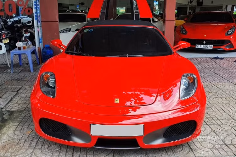 Trải qua hàng chục năm có mặt trên thị trường, Ferrari F430 Spider vẫn giữ lại được cho mình vẻ đẹp đến lạ kỳ, tất nhiên một phần cũng nhờ vào việc đại lý đã sơn lại siêu xe, giúp thân xe lại bóng loáng như mới, không còn những vết bong tróc như khi bị hải quan giam giữ.