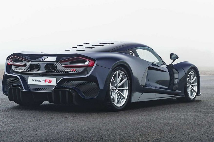  Nội thất của Hennessey Venom hoàn toàn mới vô cùng đơn giản với carbon và da được bọc ở các vị trí như bề mặt táp lô, ghế và cửa. Vô lăng thiết kế gọn gàng được tích hợp như một trung tâm điều khiển với với các núm xoay lấy cảm hứng từ những mẫu xe đua F1. Carbon và da chất lượng cao được cung cấp bởi Muirhead ở Scotland (một xưởng thuộc da từ năm 1840) được kết hợp khéo léo để mang đến cảm giác của một buồng lái sang trọng, hiện đại và tối giản.